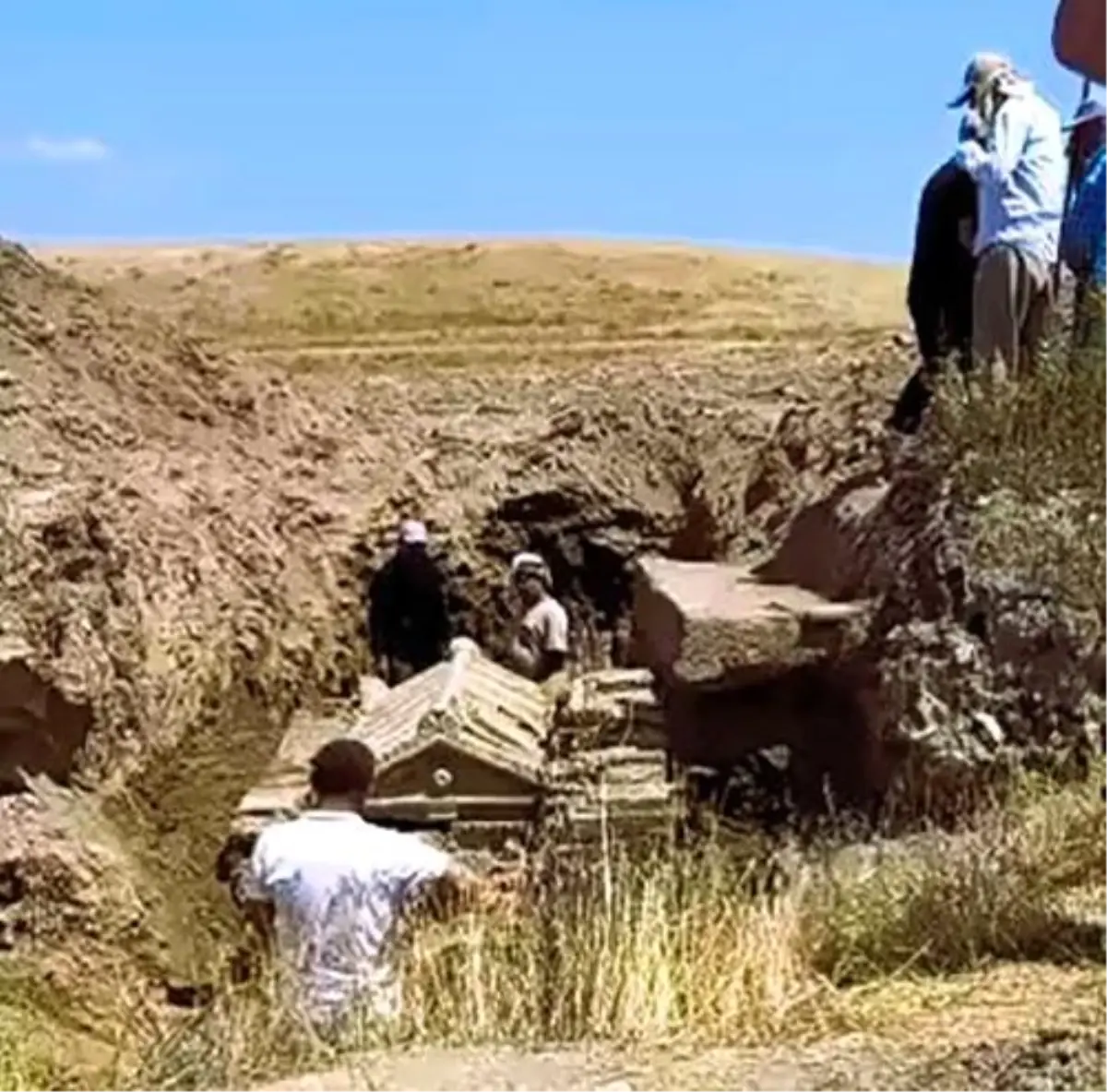 Çivril'de Kaçak Kazı: Binlerce Yıllık Lahit Bulundu