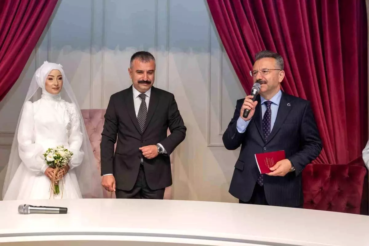 Vali Aksoy, Yeni Evlenen Çiftin Nikah Şahidliği Yaptı