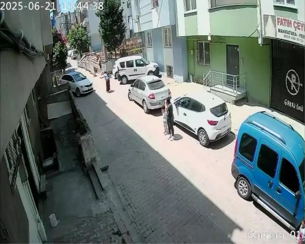 Darıca'da kadın sürücü evin duvarını yıktı