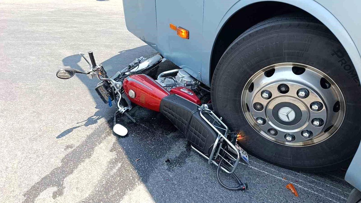 Manavgat'ta Motosiklet ile Otobüs Çarpıştı: Sürücü Yaralı