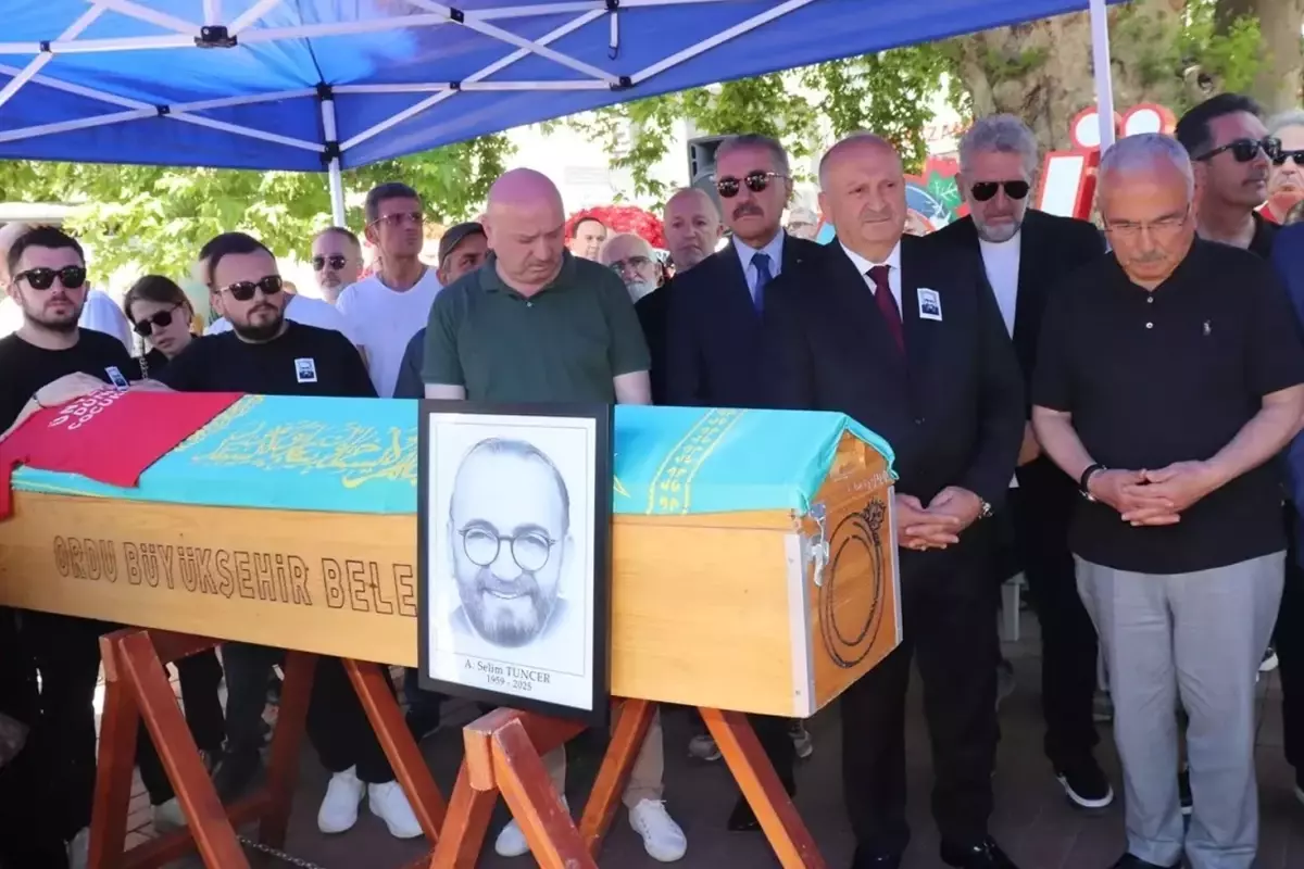 Yönetmen Ahmet Selim Tuncer memleketinde son yolculuğuna uğurlandı