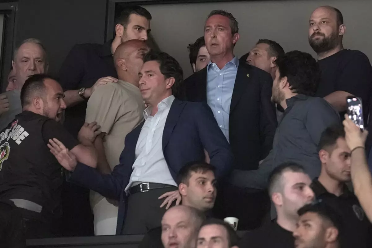 Beşiktaş Fibabanka-Fenerbahçe Beko derbisinde olay! Ali Koç hızla locaya gitti