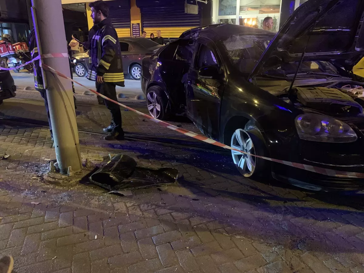 Alkollü Sürücü Tramvay Yoluna Çıktı, İki Kişi Yaralandı