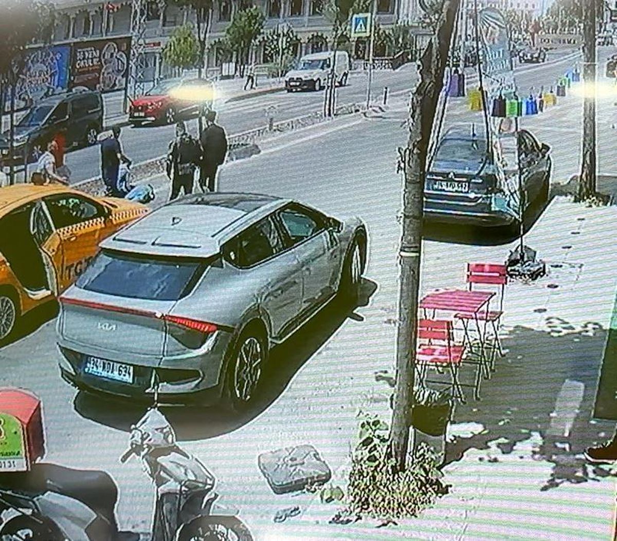 Taksi, Arnavutköy'de Yola Geçen Adamı Yaraladı