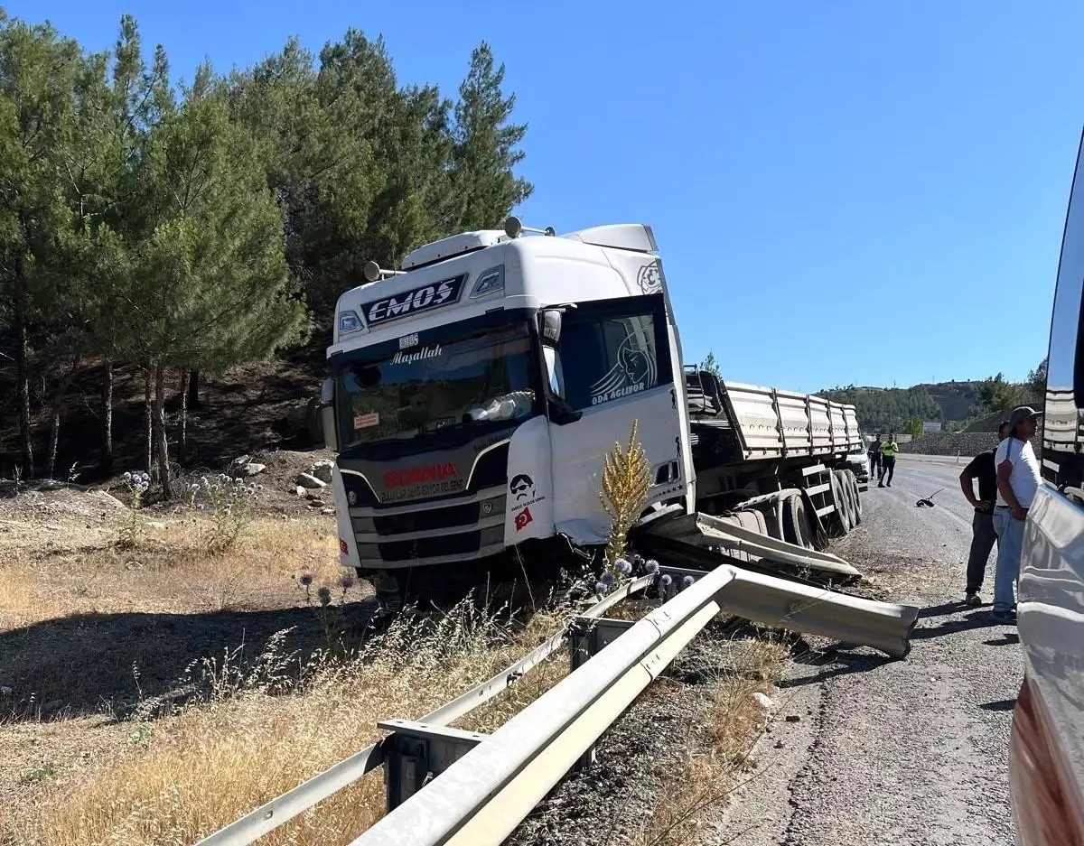 Adıyaman'da Tır Bariyerlere Çarptı: Sürücü Yaralandı