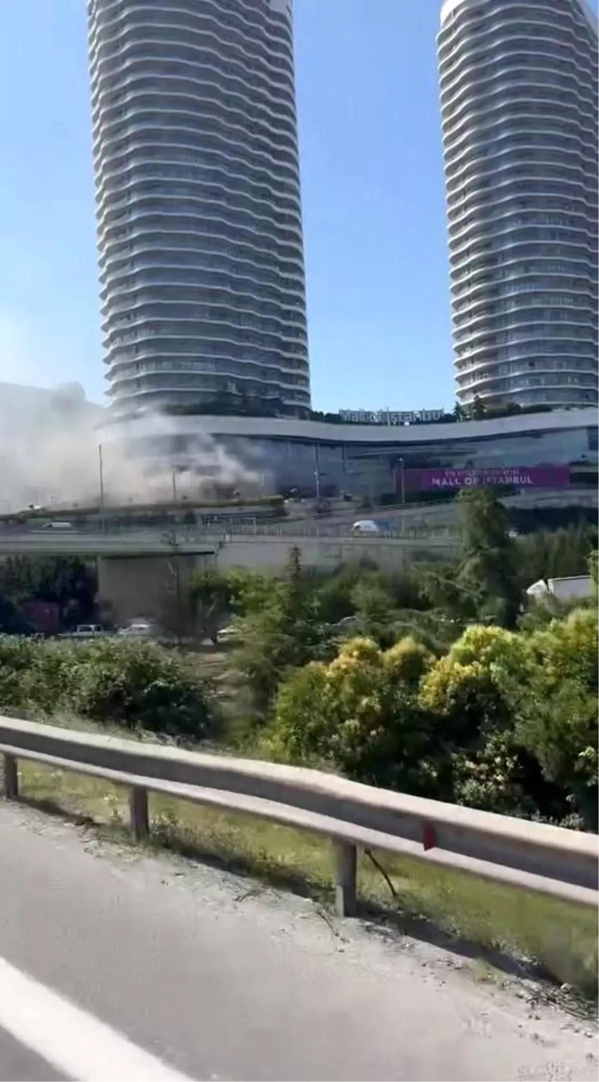 Başakşehir'de bulunan Mall Of İstanbul alışveriş merkezinin mal kabul bölümünde yangın çıktı.