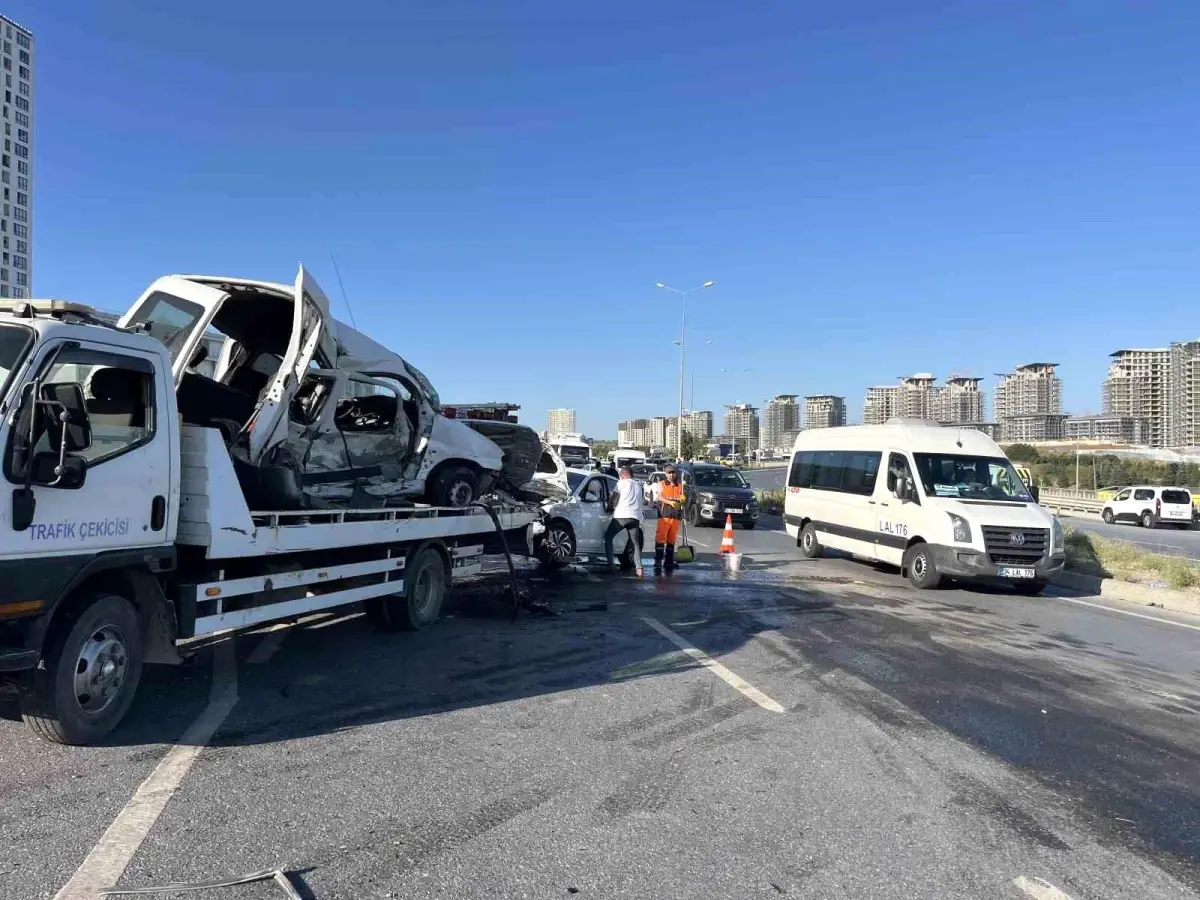 Başakşehir'de Trafik Kazası: 2 Yaralı