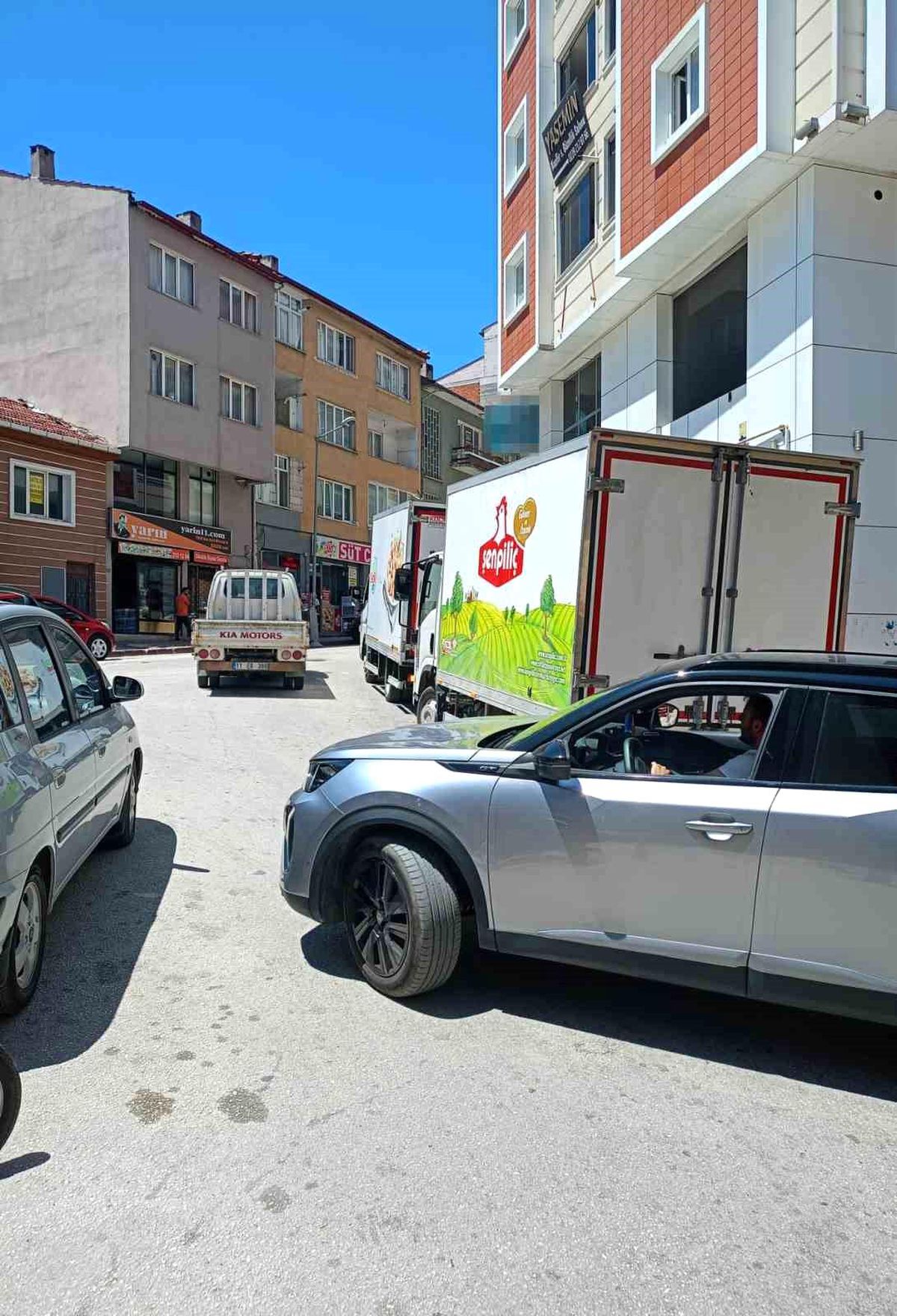 Bilecik'te Toptancı Kamyonetlerin Gelişi Güzel Parkı Sürücüleri Çileden Çıkardı