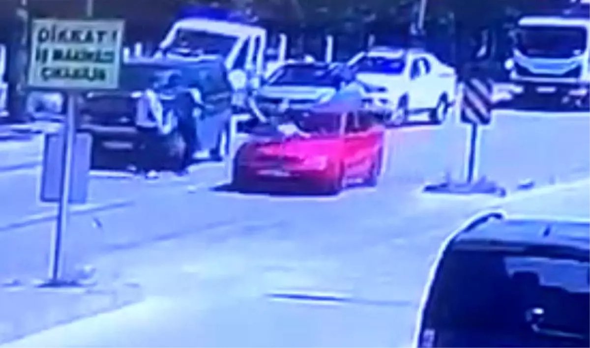 Bolu'da yola aniden çıkan 7 yaşındaki çocuğa otomobil çarptı: O anlar, güvenlik kamerasına yansıdı