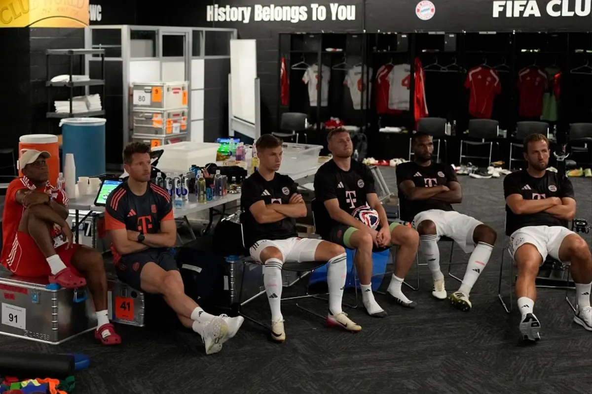 Bu da oldu! Bayern Münih'in yedekleri 40 derece sıcak nedeniyle maçı soyunma odasında izledi