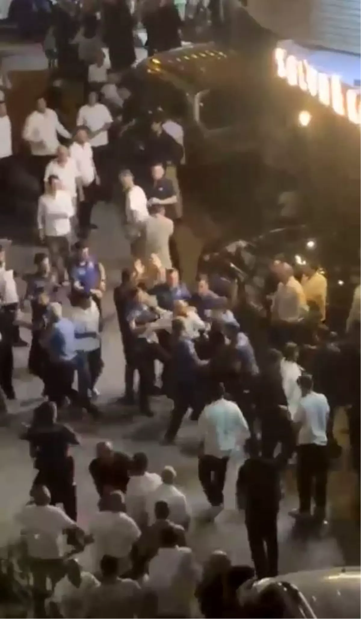 Düğünde Dağıtılan Paralar Kavga Çıkardı