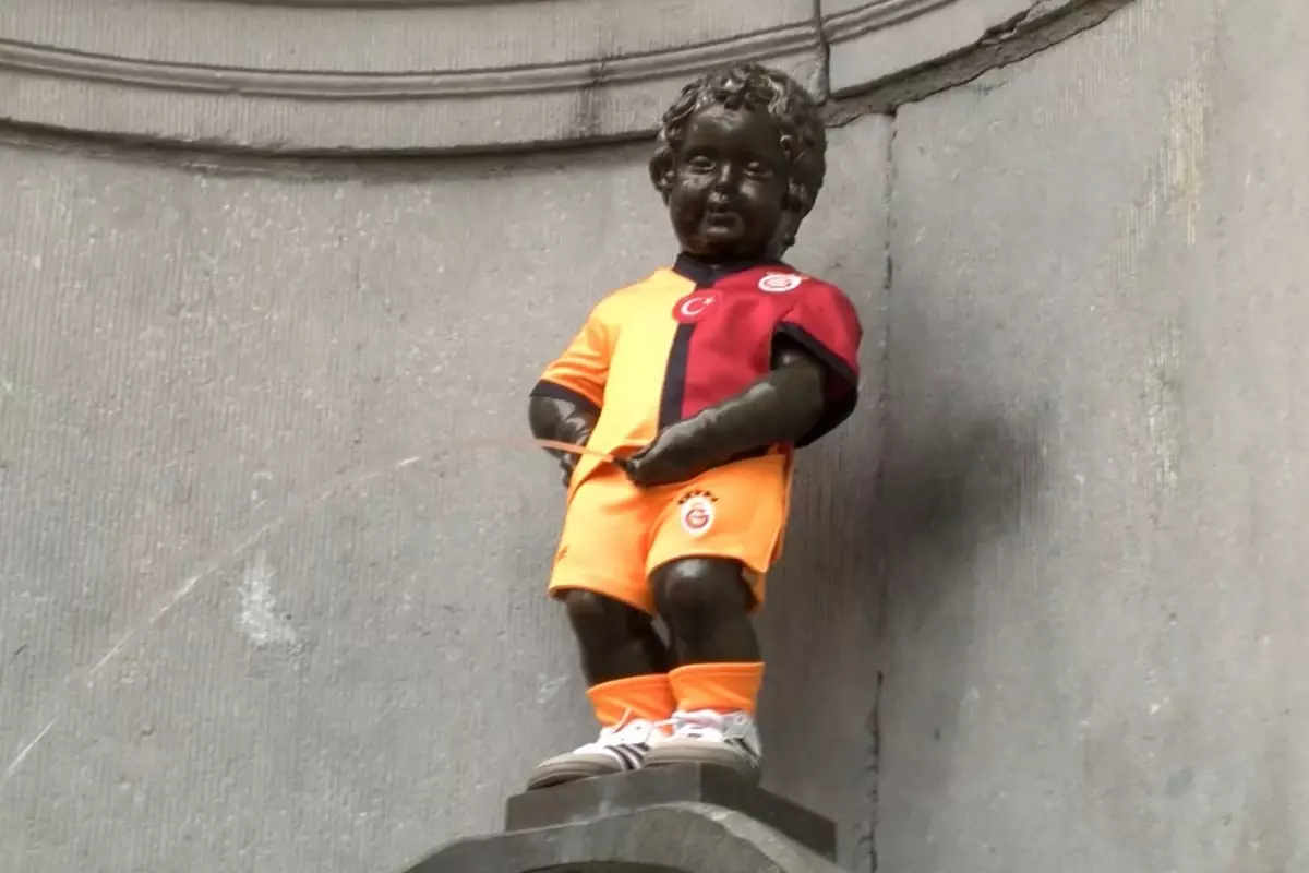 Galatasaray'ın 5 yıldızlı forması 406 yıllık Manneken Pis heykeline giydirildi