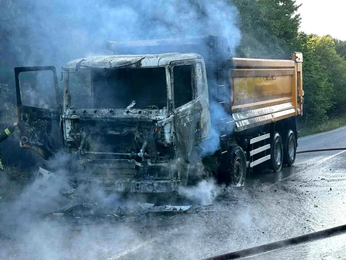 Kocaeli'de Hafriyat Kamyonu Alev Alev Yandı
