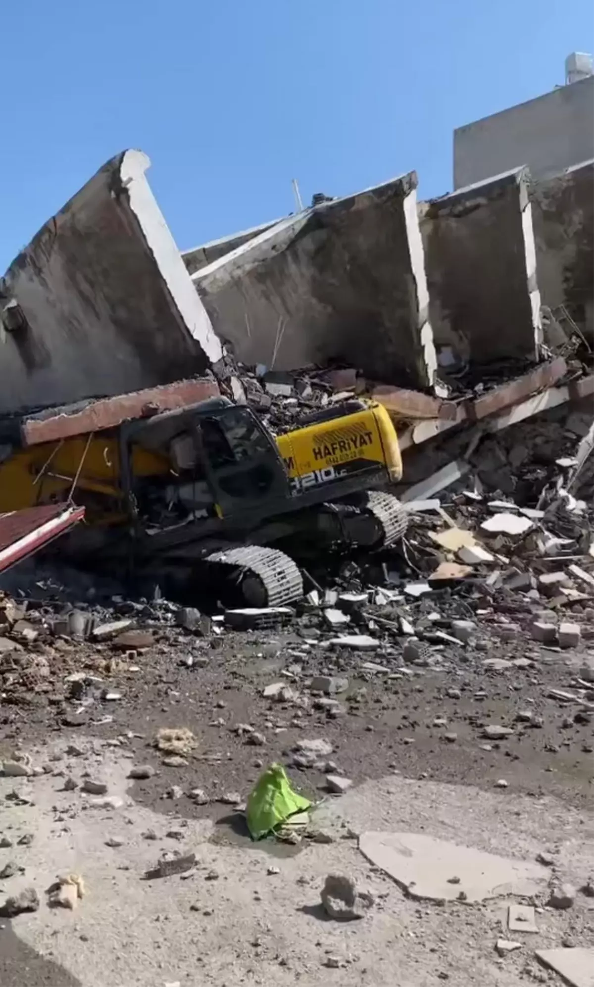 Arsuz'da Yıkım Sırasında Bina Devrildi: Bir Operatör Yaralandı