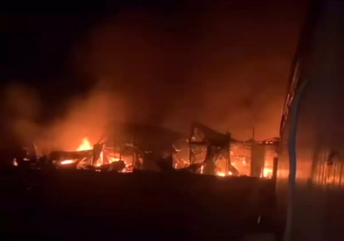 Diyarbakır'da İnşaat İşçilerinin Kaldığı Konteynerlerde Yangın Çıktı