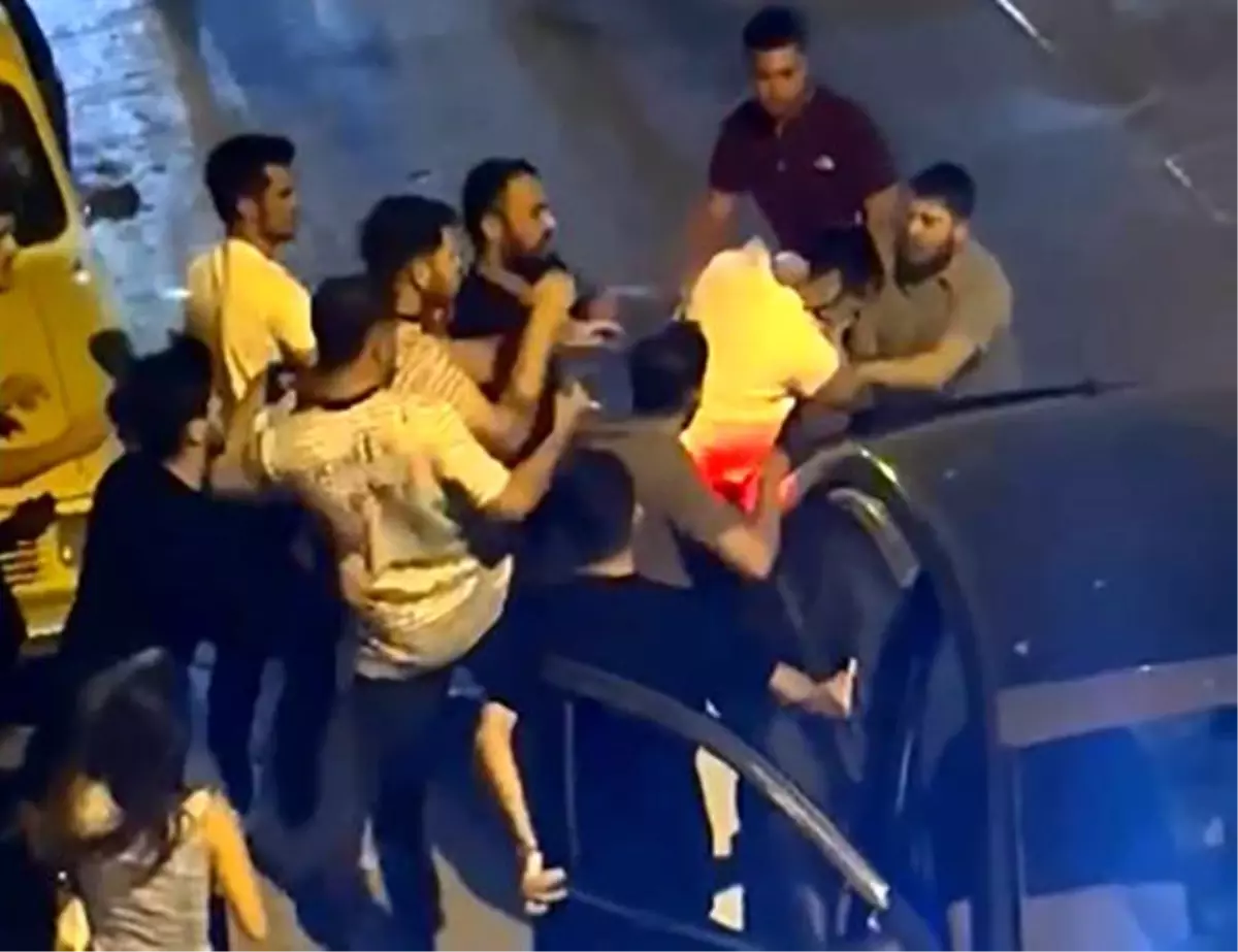 İzmir'de Jandarmaya Küfür Eden Şahıs, Vatandaşlar Tarafından Dayağı Yedi