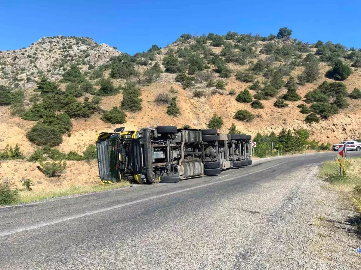 Erzincan'da Tır Devrildi, Sürücü Yaralanmadı