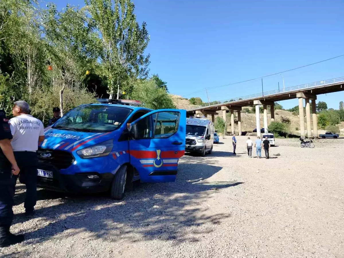 Tekne Turu Yapan Gençler, Köprüden Atlayan Yaşlı Adamı Kurtardı