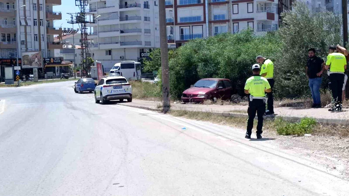 Antalya'da Direğe Çarpan Otomobilin Sürücüsü Yaralandı