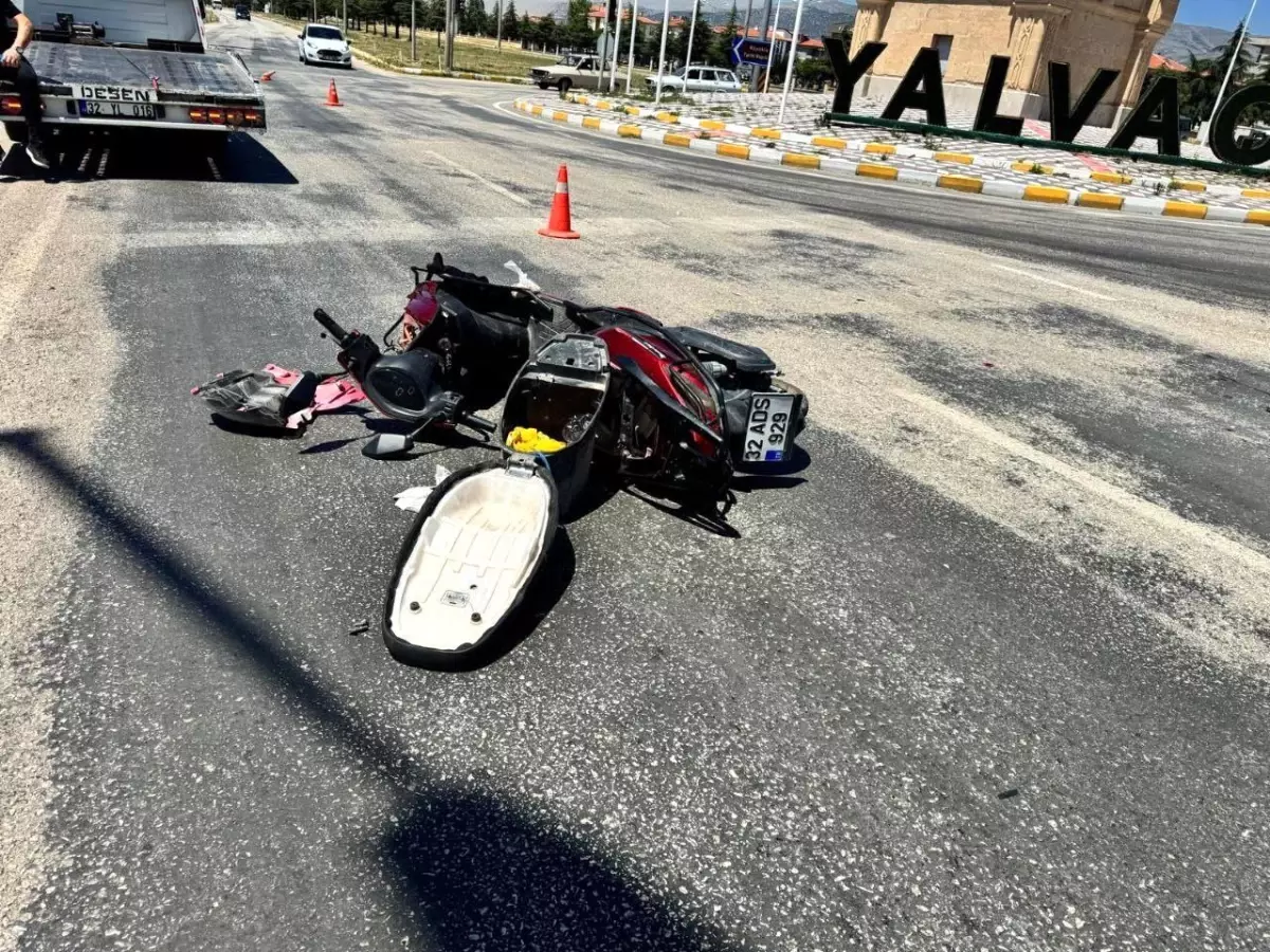 Isparta'da Otomobil ile Motosiklet Çarpıştı: Bir Yaralı