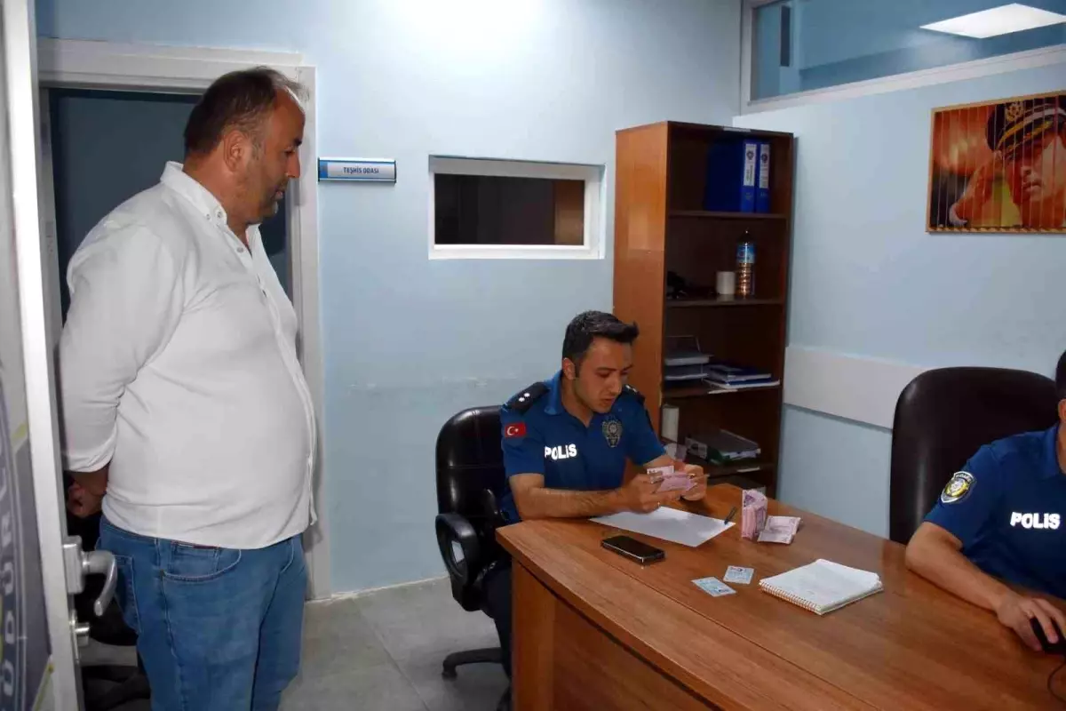 Hendek'te Bulunan 19 Bin 800 Lira Polis Merkezine Teslim Edildi