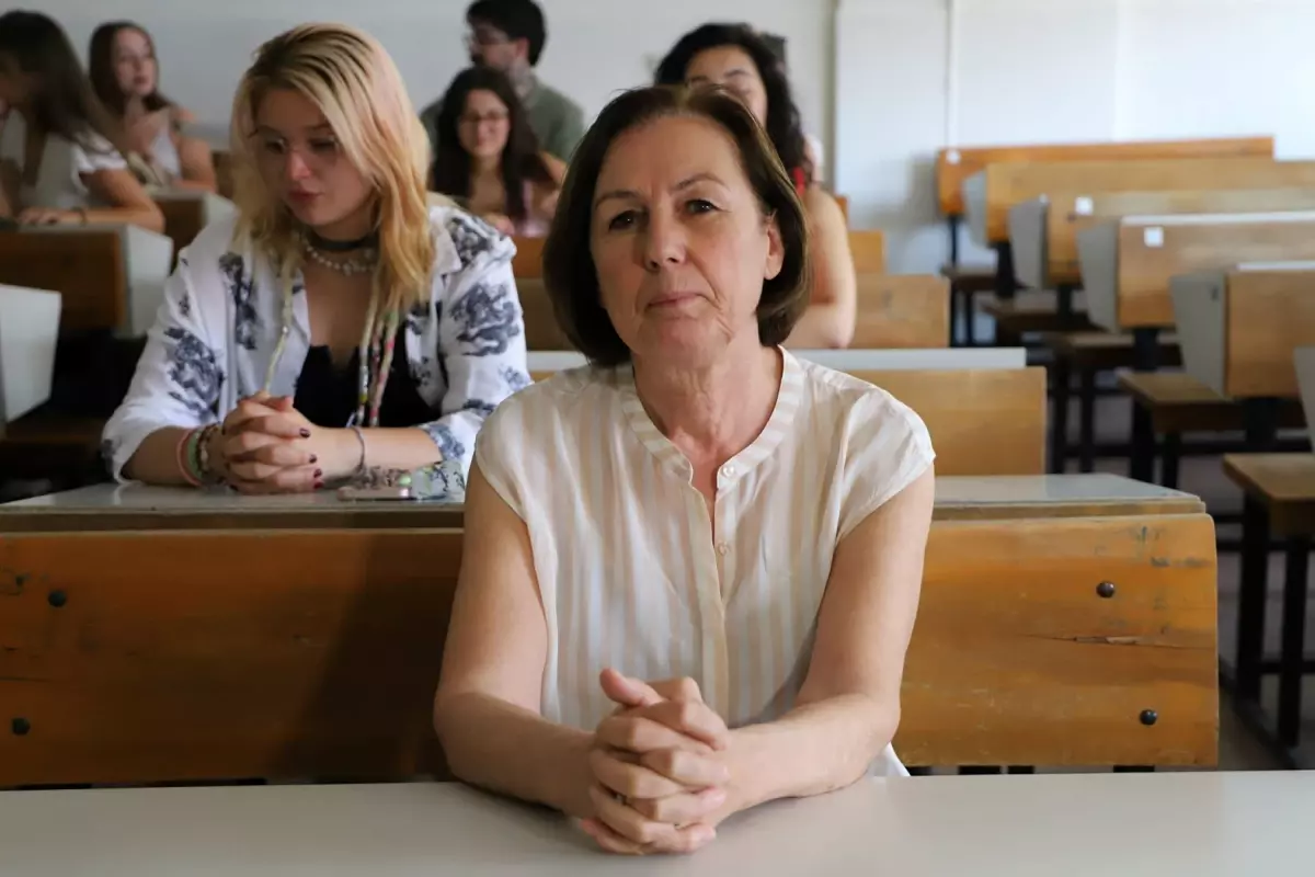 Emekli Profesör, Öğrenci Olarak Kampüse Döndü