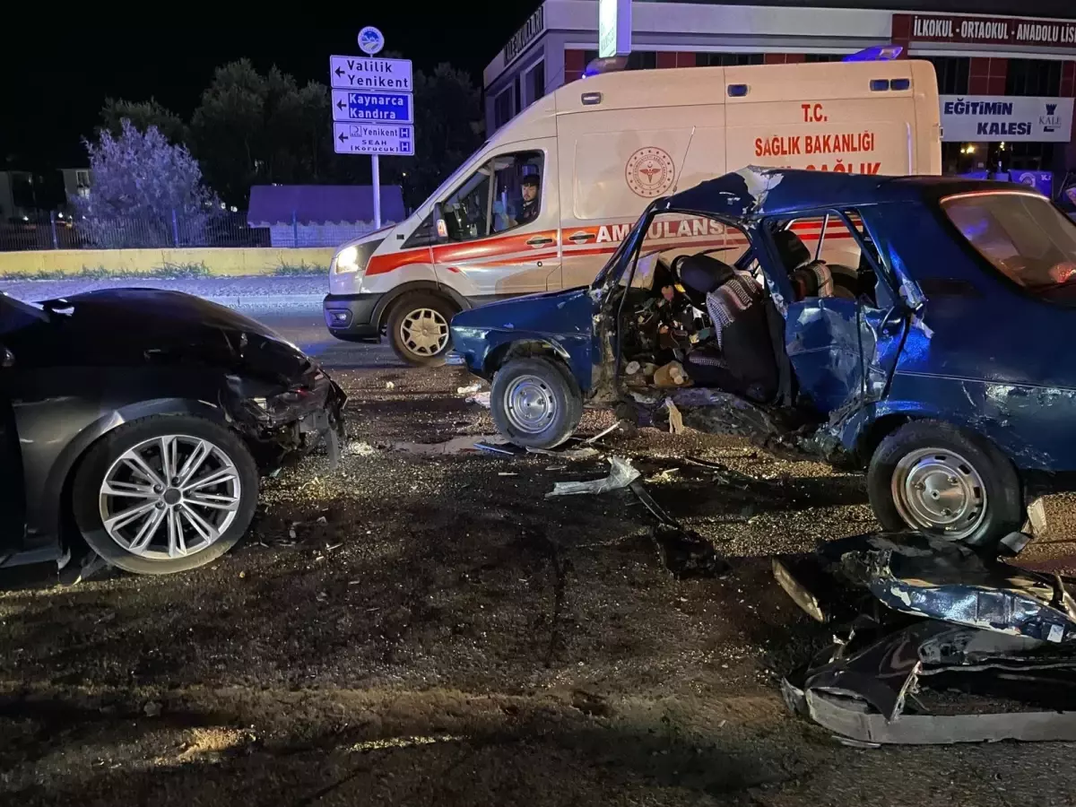Adapazarı'nda Trafik Kazasında 5 Kişi Yaralandı