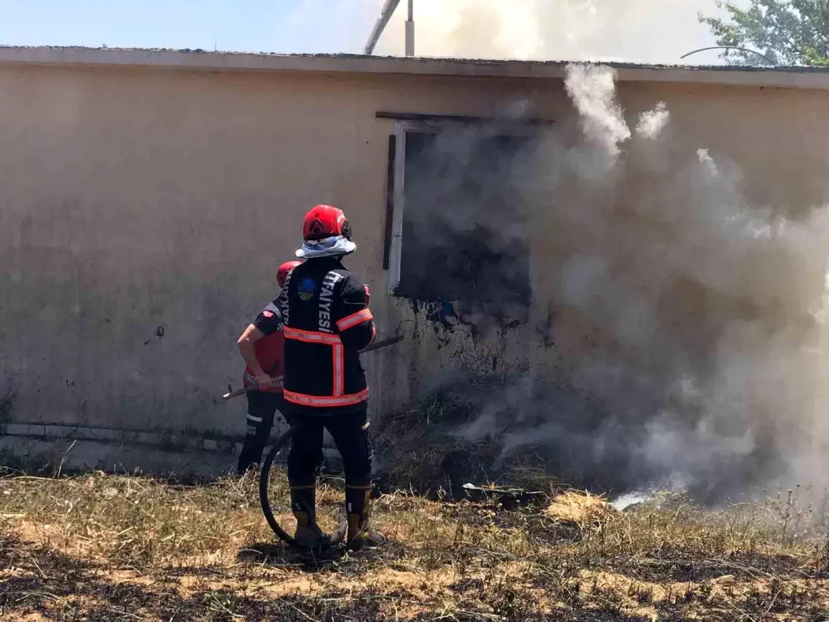 Kaynarca'da Samanlıkta Yangın: 200 Balyaya Zarar Verdi