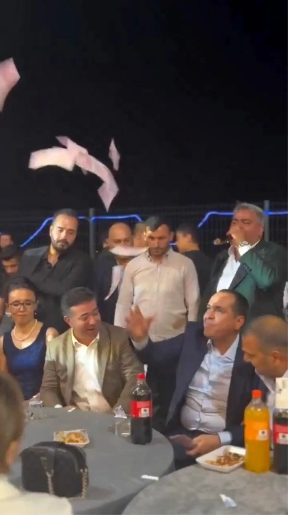 Belediye başkanlarının düğün eğlencesine bakın Birbirlerine para attılar