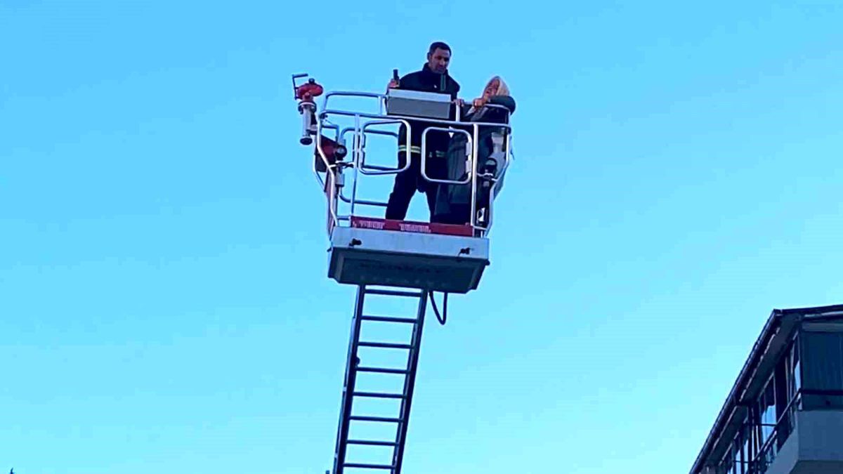 Kırıkkale'de Telefon Bataryası Patladı, Apartmanda Yangın Çıktı
