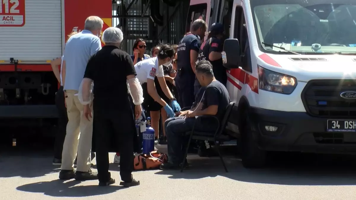 Ümraniye'de Motor Üretim Fabrikasında Yangın: 10 İşçi Hastaneye Kaldırıldı