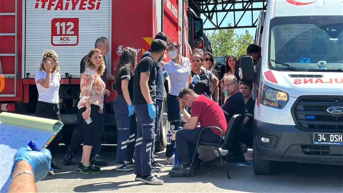 Ümraniye Organize Sanayi Bölgesi'nde Fabrikada Yangın: 10 İşçi Dumandan Etkilendi