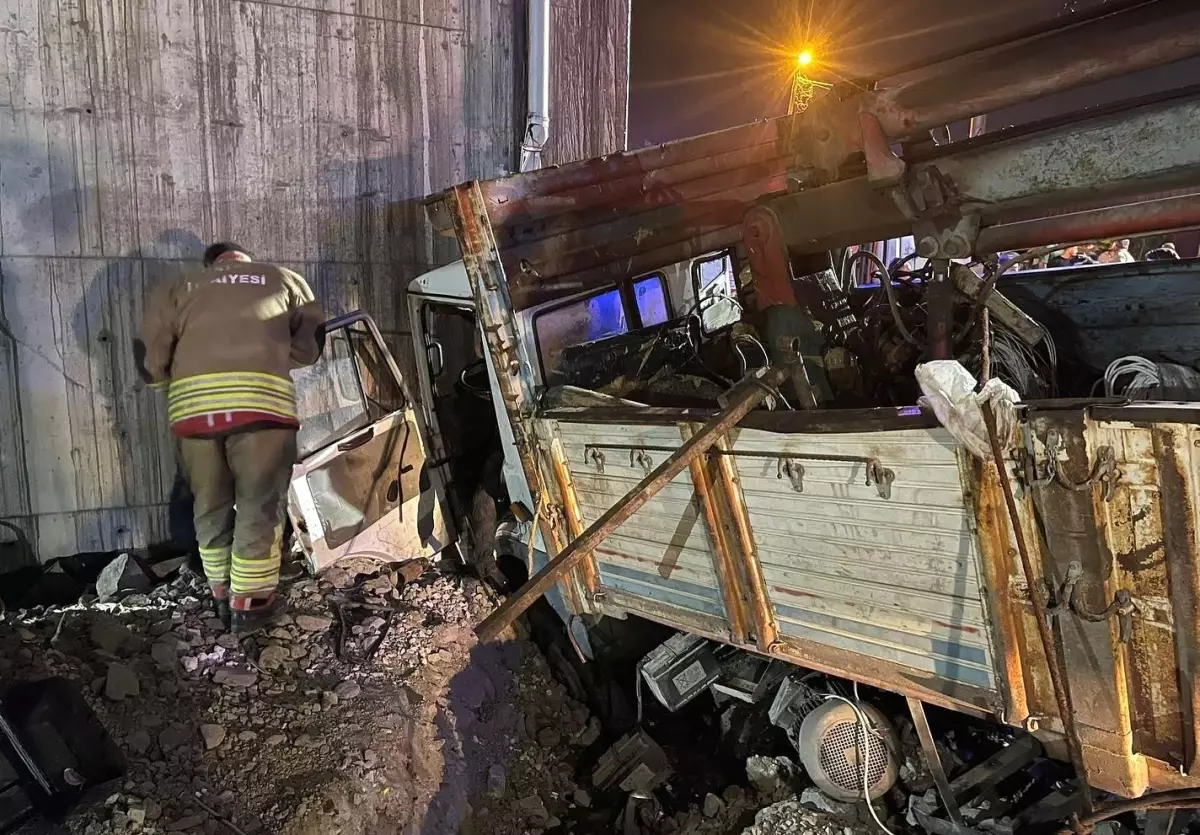 Hatay'da Kamyon Üst Geçit Duvarına Çarptı: 2 Yaralı