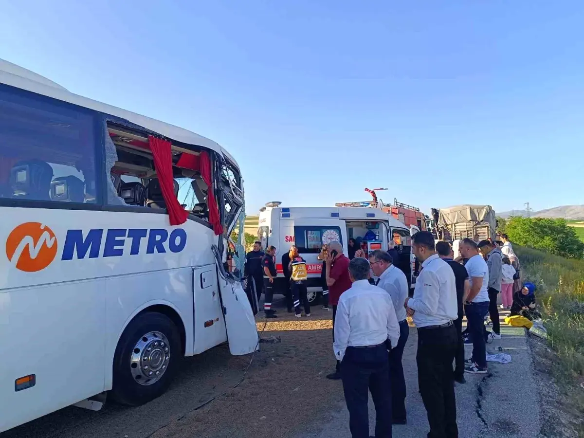 Afyonkarahisar'da Zincirleme Trafik Kazası: 24 Yaralı