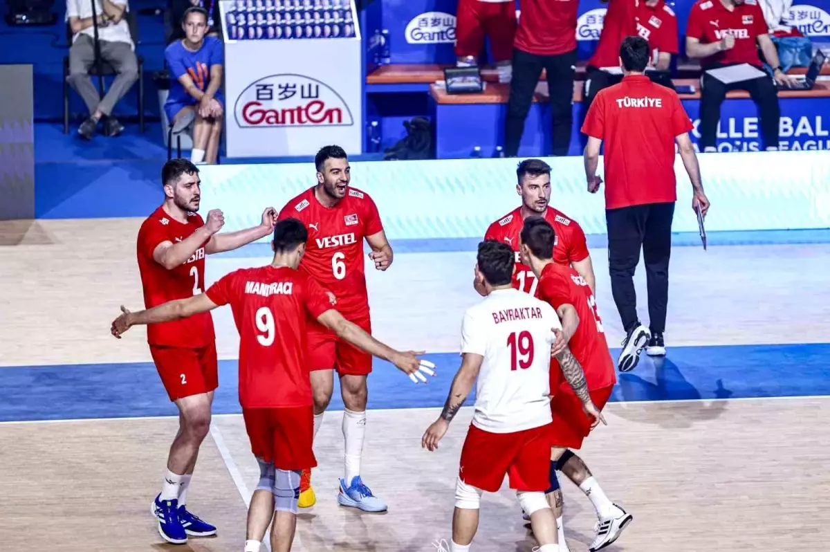 A Milli Voleybol Takımı Slovenya'ya 3-0 Yenildi