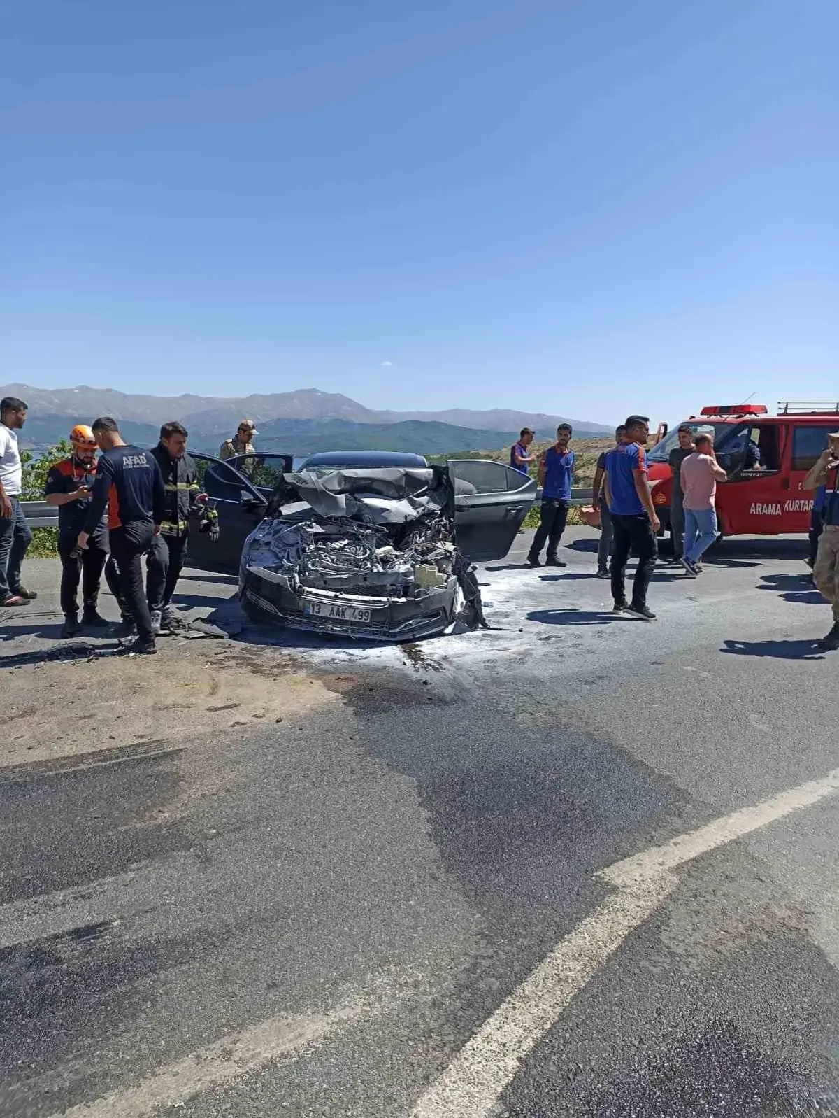 Adilcevaz Kaymakamı ve Şoförü Trafik Kazasında Yaralandı