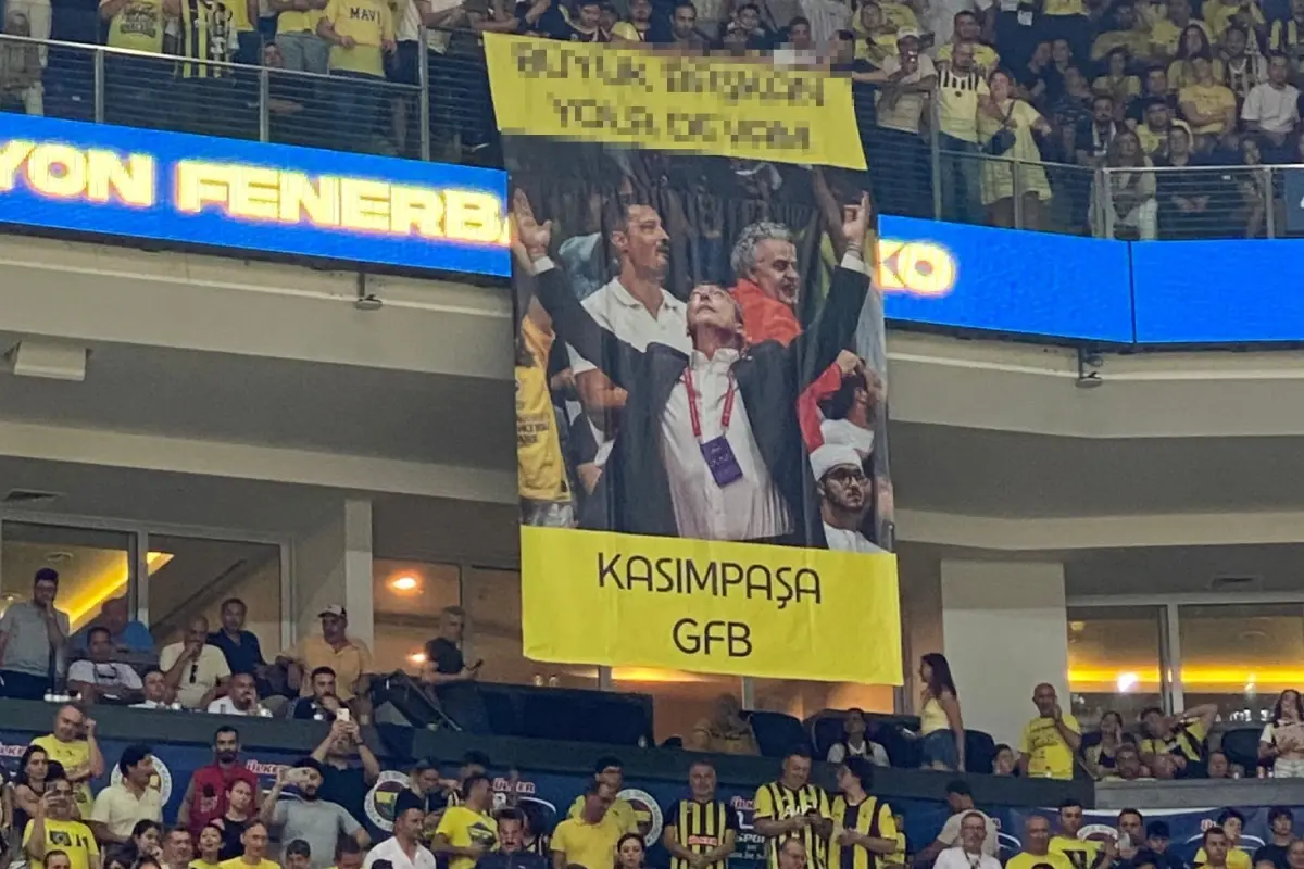 Şampiyonluk sonrası Ali Koç için açılan pankart olay oldu