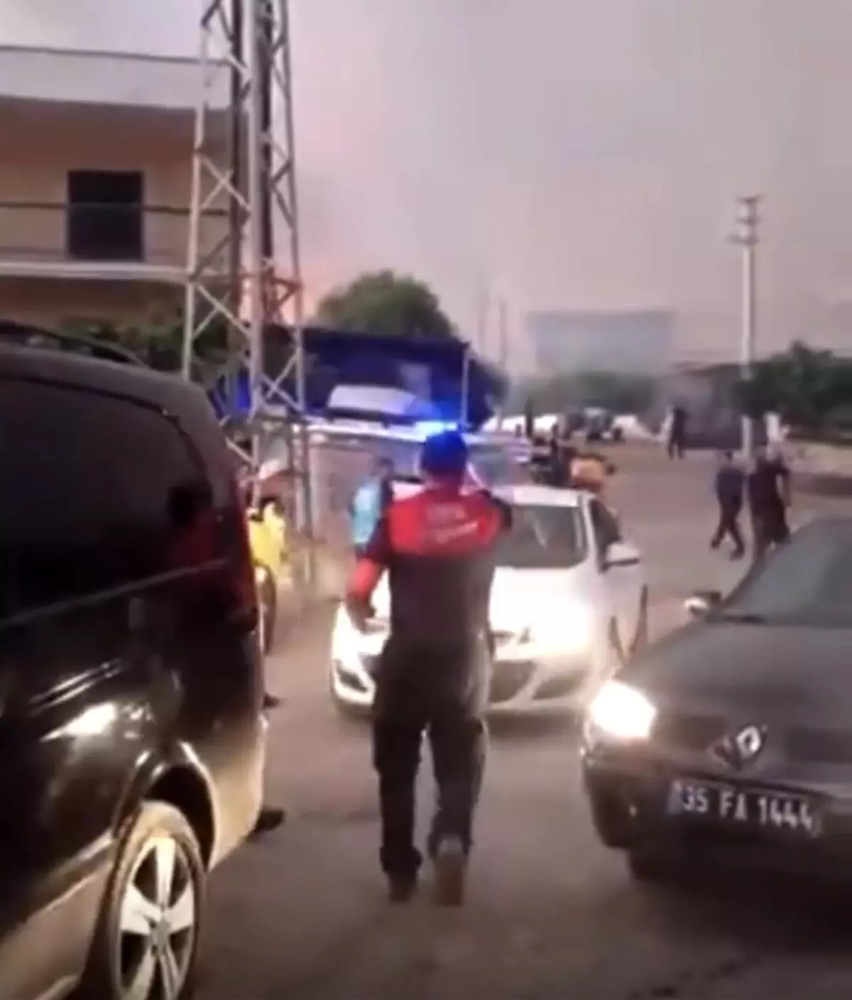 İzmir'de Orman Yangını: Foça'da Evler Tahliye Edildi
