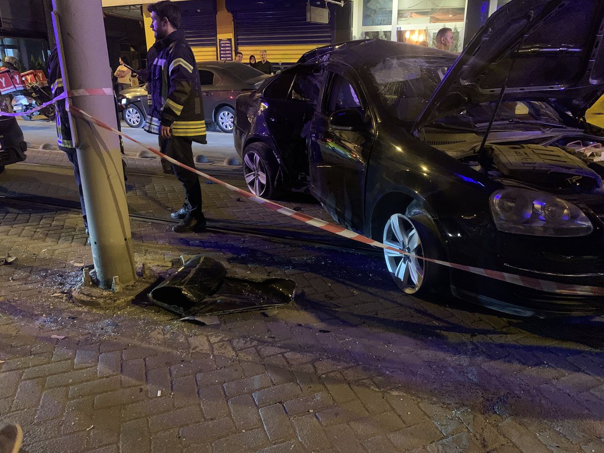 Alkollü Sürücünün Tramvay Yolunda Elektrik Direğine Çarpması Sonucu İki Kişi Yaralandı