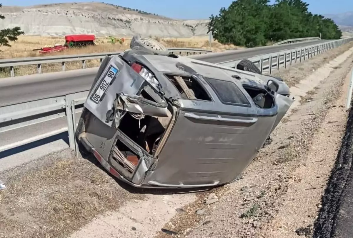 Beypazarı'nda Lastiği Patlayan Araç Takla Attı: 2 Yaralı