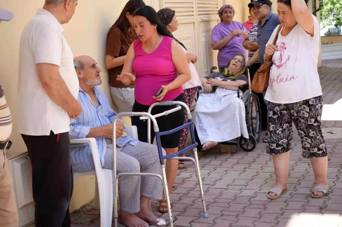Antalya'da Apartmanda Yangın: Yaşlı Çift Kurtarıldı