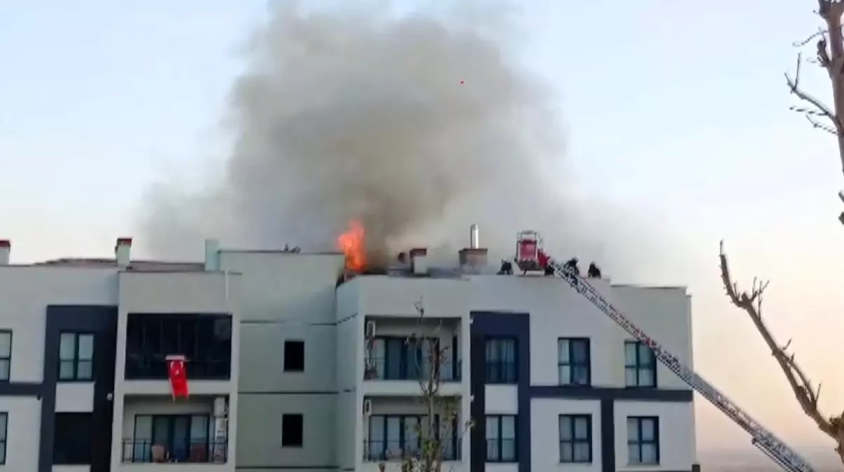 Hatay'da Apartman Çatı Katında Yangın