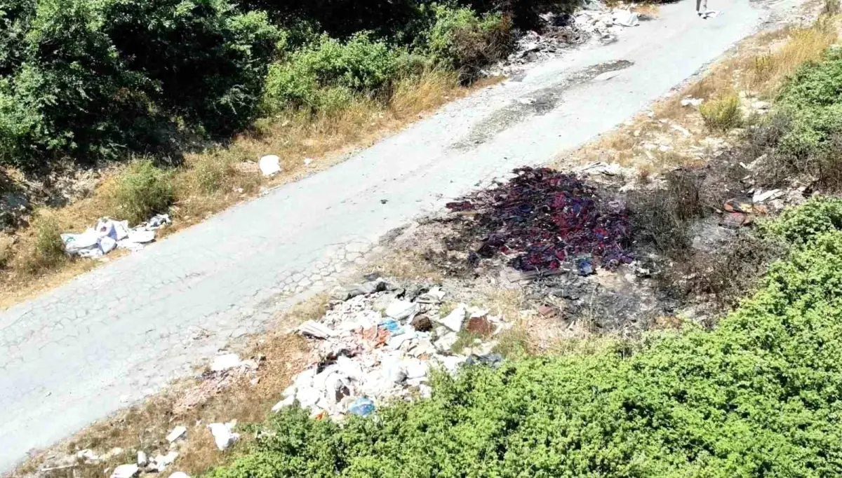 Arnavutköy'de Çöplük Haline Gelen Sokak Yangın Tehlikesi Yarattı