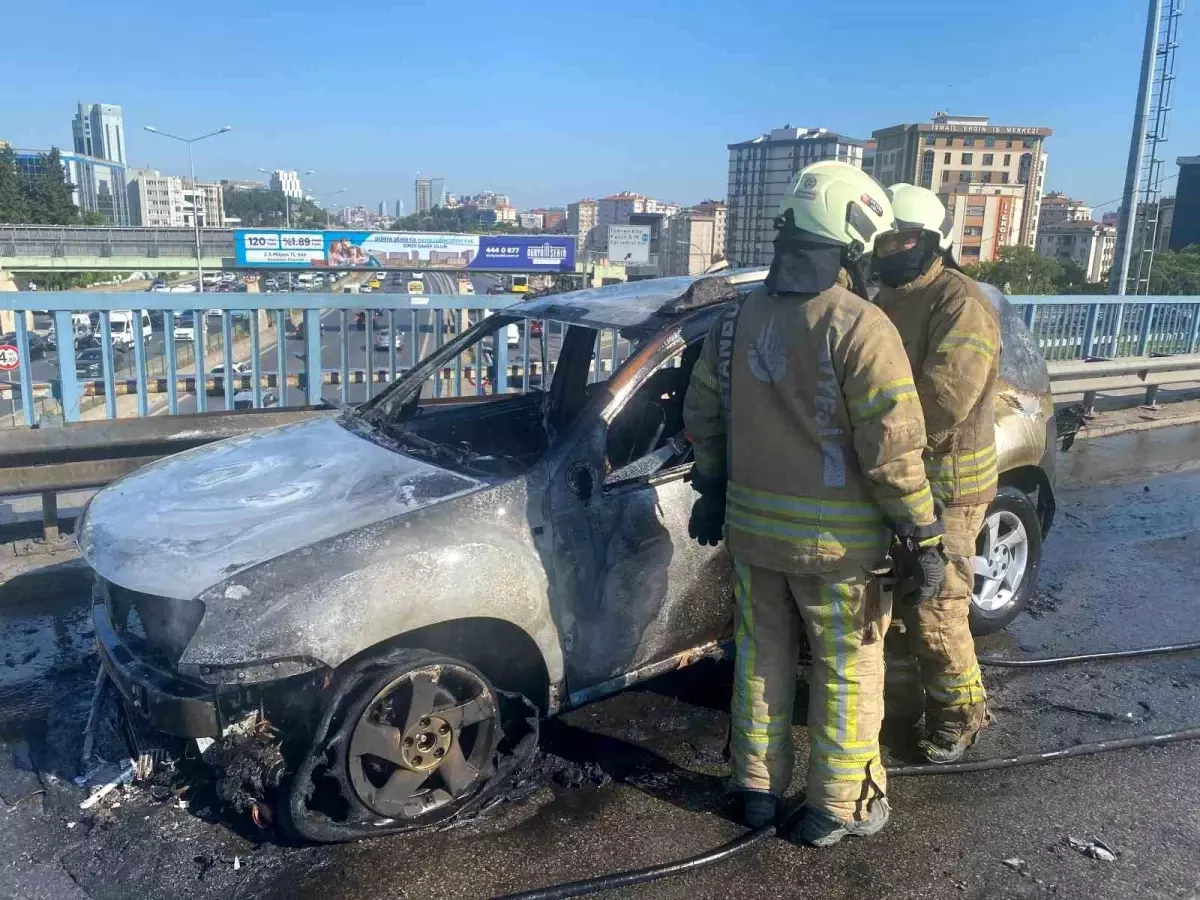Ataşehir'de Seyir Halindeki Cip Alev Alev Yandı