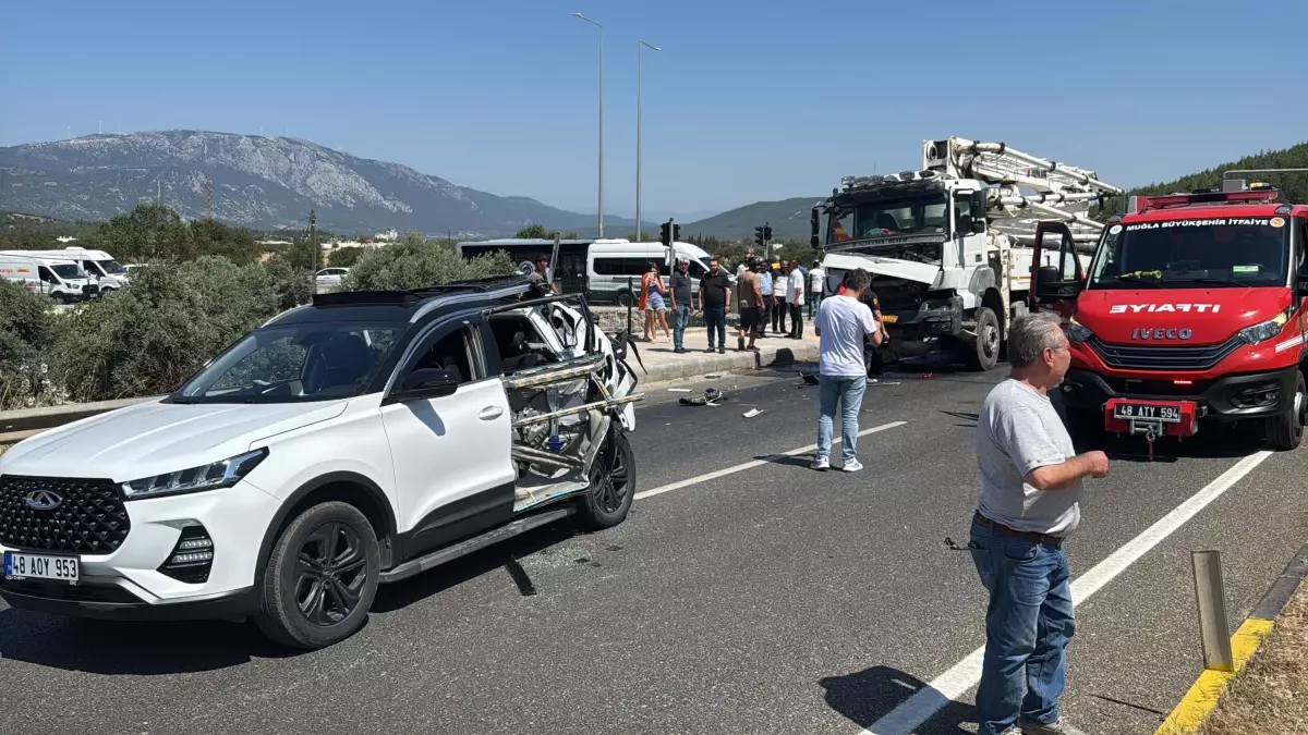 Muğla'da Beton Mikseri Otomobile Çarptı, 4 Yaralı