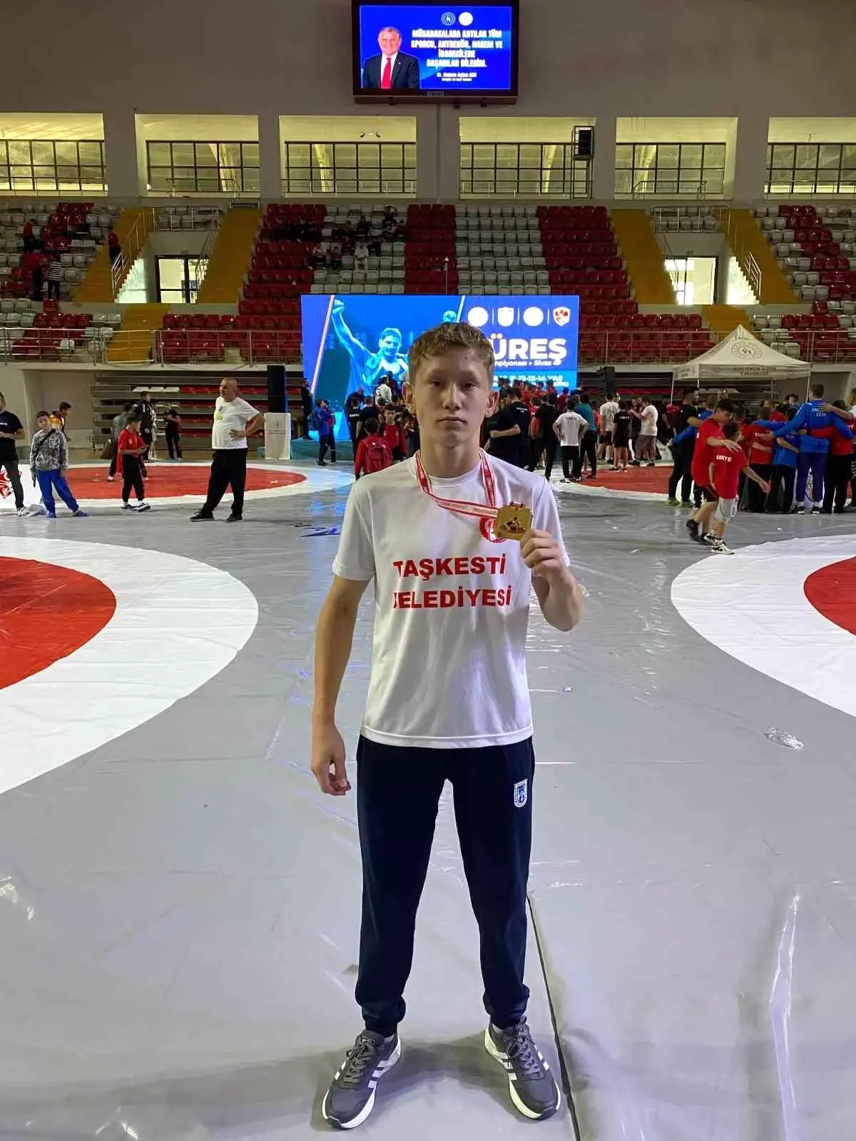 Ahmet Zeyd Özer, U14 Türkiye Güreş Şampiyonu Oldu