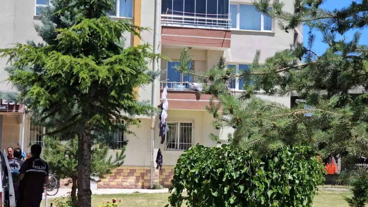 Kayseri'de 92 Yaşındaki Adam Balkondan Düşerek Çamaşır İpine Asıldı
