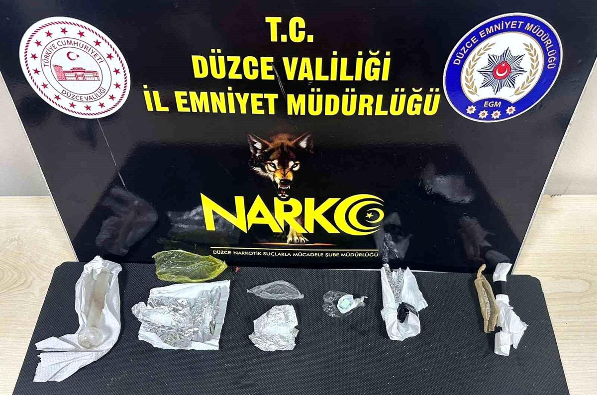 Düzce'de Uyuşturucu Operasyonu: 10 Gram Metamfetamin ve 2 Exacy Hap Ele Geçirildi