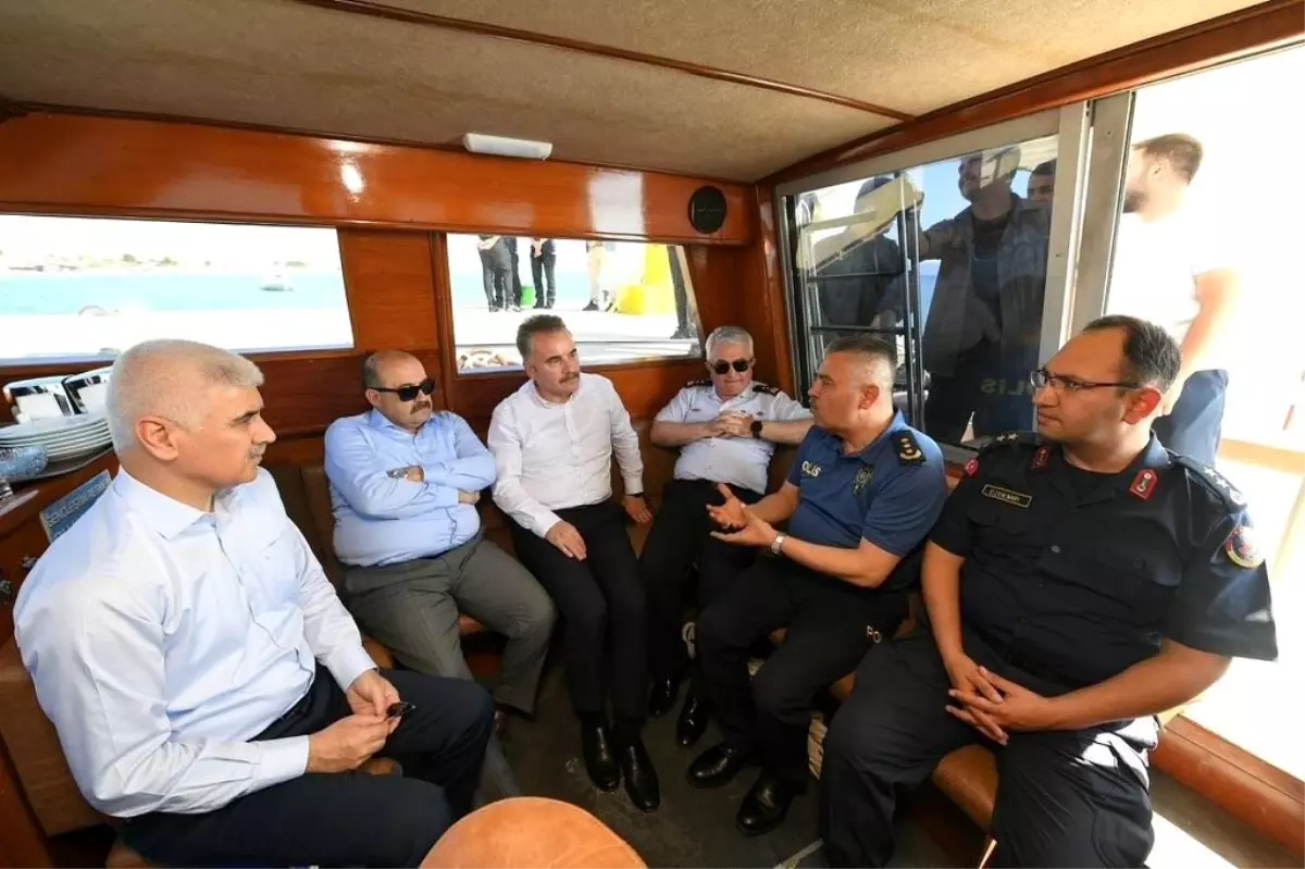 Balıkesir'de Vali Ustaoğlu 'Polis Botu'nu İnceledi