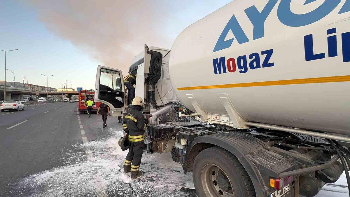 Kocaeli D100 Karayolu'nda Gaz Yüklü Tankerde Yangın